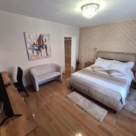 Apartmani Rajin Vrsac Exteriör bild