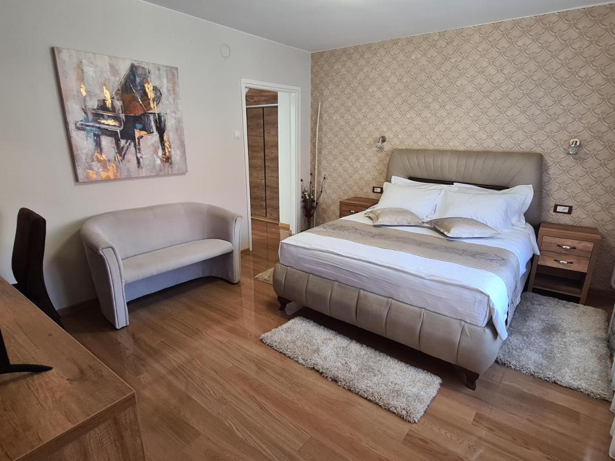 Apartmani Rajin Vrsac Exteriör bild